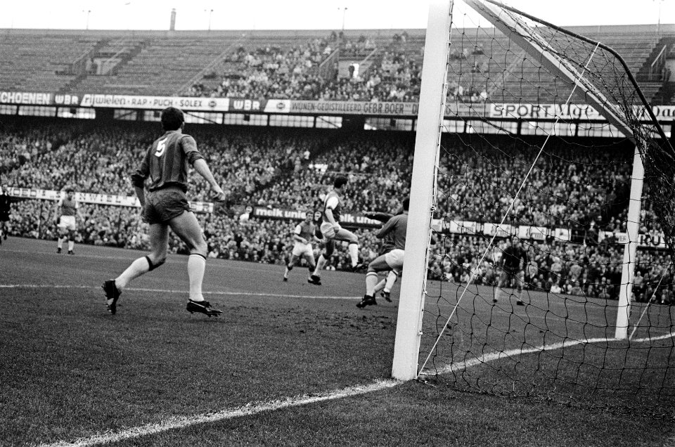 Feyenoord tegen Haarlem 4-0. Wim Jansen krijgt bal, Bestanddeelnr 922-9784
