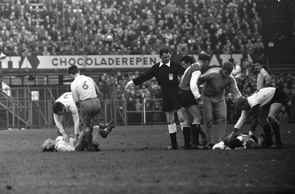 Feyenoord tegen Sittardia 2-1, Kreijermaat op de grond na botsing met een Sittar, Bestanddeelnr 917-1319