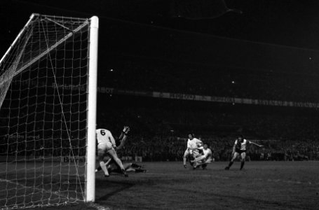 Feyenoord tegen Stuttgart 2-1 (halve finale UEFA), Schoenmaker scoort eerste doe, Bestanddeelnr 927-1205