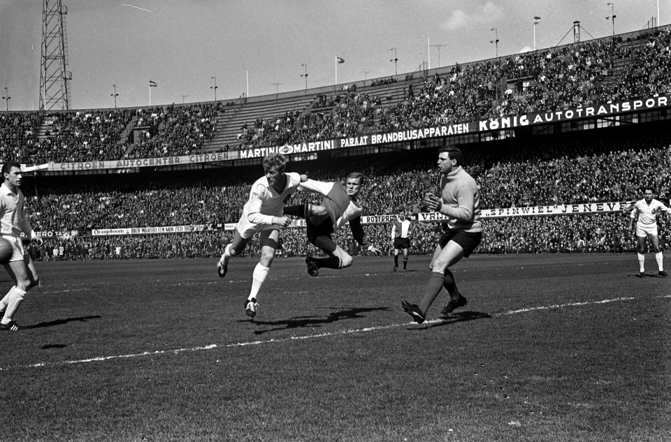 Feyenoord tegen Telstar 4-1, Hans Venneker in duel met keeper Stuy en spil De Ko, Bestanddeelnr 917-6393