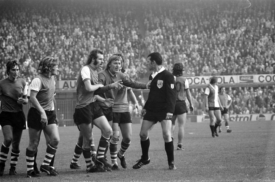 Feyenoord tegen Sparta 4-0, scheidsrechter Boosten en protesterende Sparta-spele, Bestanddeelnr 926-7489