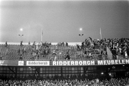 Feyenoord tegen Tottenham Hotspur 2-0, finale UEFA Cup vechtpartijen op tribune , Bestanddeelnr 927-2224 photo