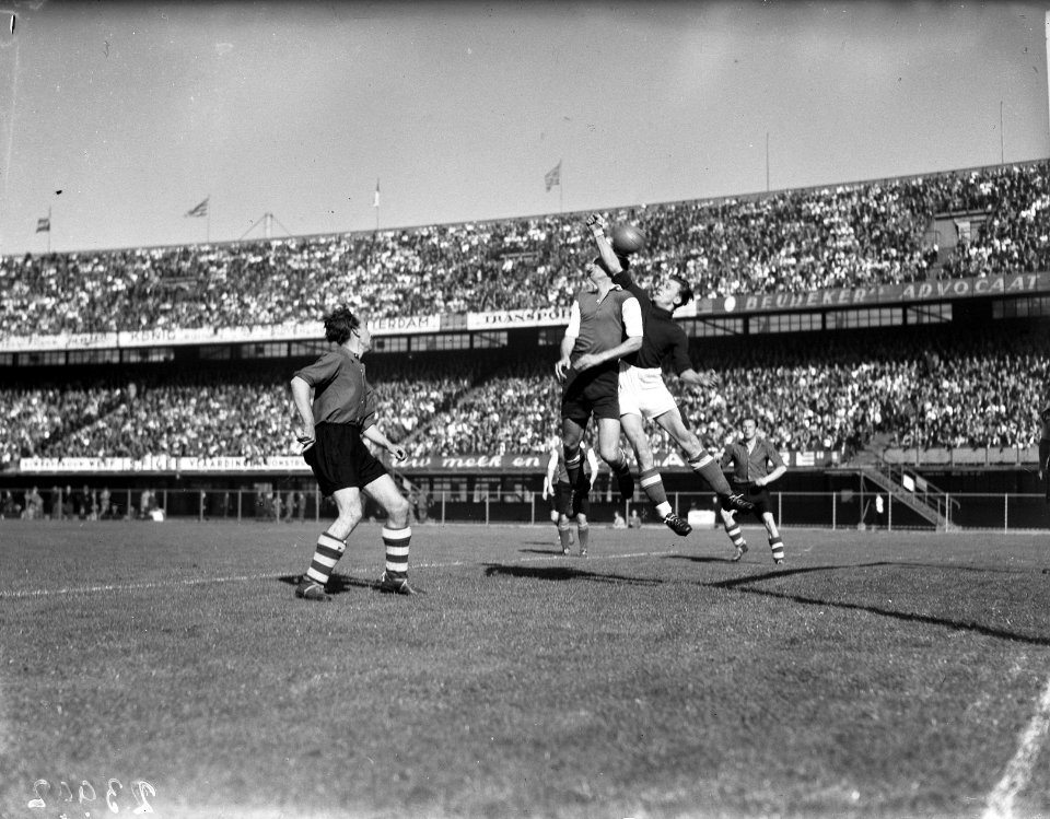 Feyenoord tegen Sparta 3-2. Keeper van Feyenoord in actie, Bestanddeelnr 902-3992