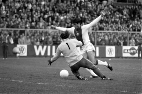Feyenoord-doelmanTreytel brengt Ajax-aanvaller Ling ten val en veroorzaakt een …, Bestanddeelnr 929-1403