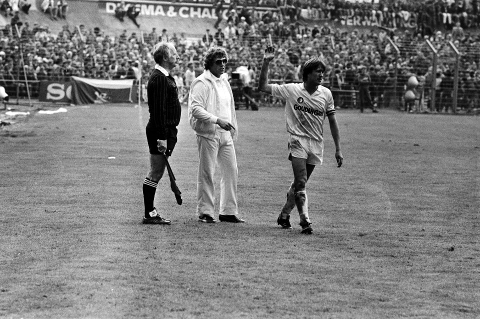 Feyenoordaanvoerder Wijnstekers maakt een wegwerp gebaar naar de grensrechter, Bestanddeelnr 932-5757