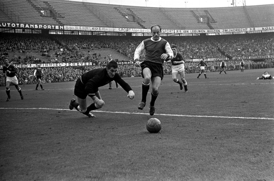 Feyenoord tegen MVV 3-0, Gerard Pummie Bergholtz in duel met Korver, Bestanddeelnr 916-9959