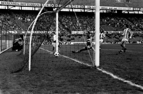 Feyenoord tegen Wageningen 8-2, Schneider (l) scoort 3-0, Bestanddeelnr 927-6448