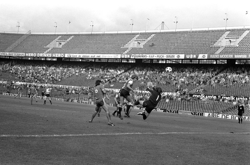 Feyenoord tegen MVV 3-1, Theo de Jong scoort met kopbal 1-0, rechts keeper Korve, Bestanddeelnr 926-7148