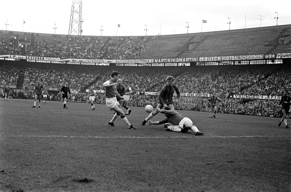 Feyenoord tegen Haarlem 4-0. Wim Jansen krijgt bal, Bestanddeelnr 922-9785