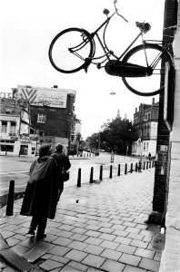 Fiets als uithangbord voor fietsenstalling aan de Weteringschans in Amsterdam, Bestanddeelnr 930-9154
