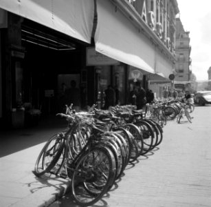 Fietsen voor gebouw Passage in Genève, Bestanddeelnr 254-2243