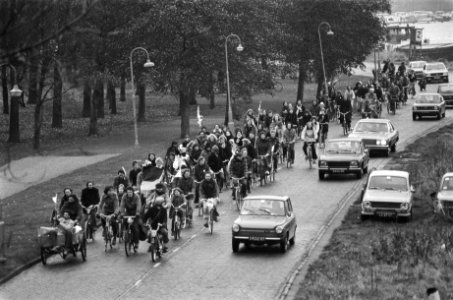 Fietsdemonstratie voor behoud Amsteloevers in Amsterdam, Bestanddeelnr 930-0025