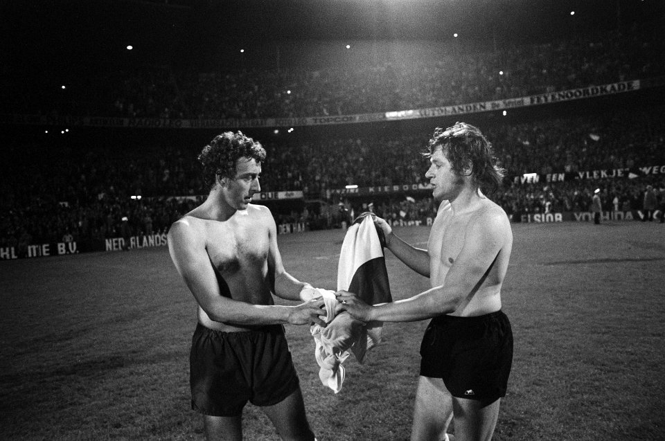 Feyenoord tegen Tottenham Hotspur 2-0, finale UEFA Cup shirts ruilen na afloop, Bestanddeelnr 927-2229