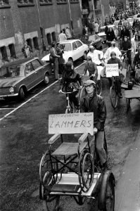 Fietsdemonstratie tegen autoverkeer in binnenstad in Amsterdam bakfiets met rol, Bestanddeelnr 927-5076