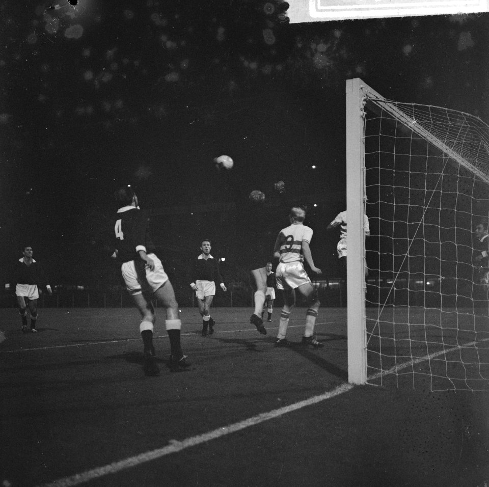 Feyenoord tegen Servette 1-3, Schouten rechts bij Schneider en linksback Mattiol, Bestanddeelnr 914-3251
