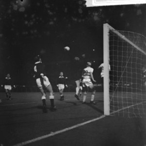 Feyenoord tegen Servette 1-3, Schouten rechts bij Schneider en linksback Mattiol, Bestanddeelnr 914-3251