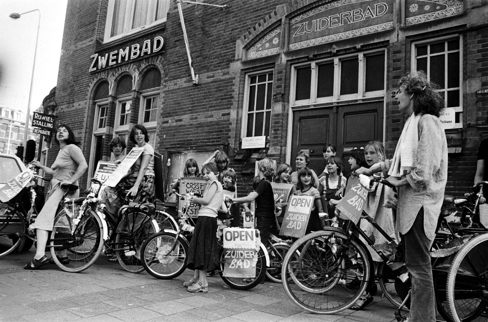 Fietsen met borden Zuiderbad open, Bestanddeelnr 930-3245