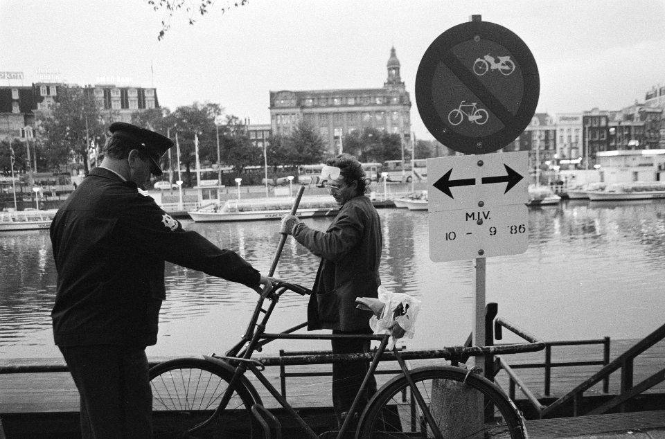 Fietsen bij Centraal Station in Amsterdam worden door politie en stadsreiniging , Bestanddeelnr 933-7558