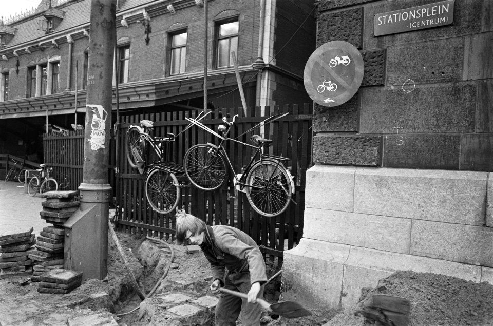 Fietsen bij Centraal Station werden opgehangen opdat werkzaamheden doorgang kunn, Bestanddeelnr 928-8370