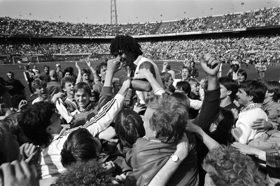 Feyenoord tegen Utrecht 3-0 Feyenoord officieus kampioen Ruud Gullit op de scho, Bestanddeelnr 932-9492