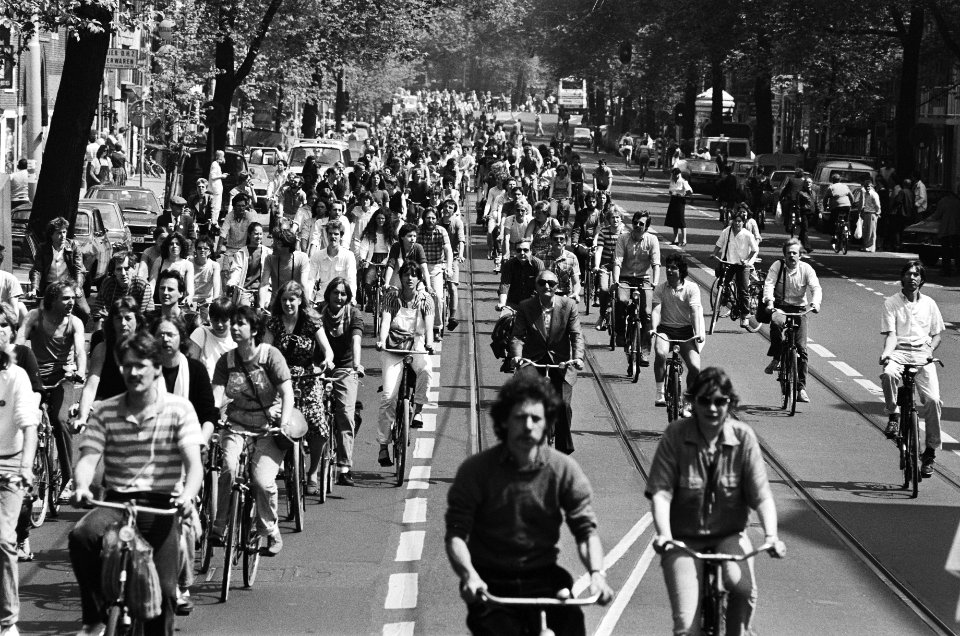 Fietsdemonstratie in Amsterdam tegen de autoterreur, ongeveer 15.000 deelnemer, Bestanddeelnr 932-1613