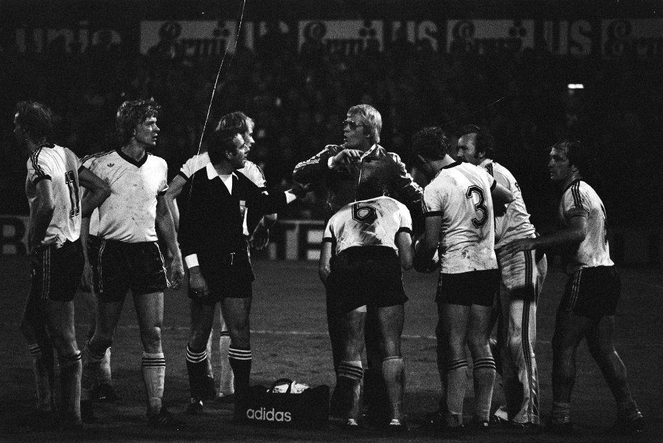 Feyenoord tegen Rhoda JC 0-2, Rhoda trainer Jacobs word door scheidsrechter van , Bestanddeelnr 928-7776