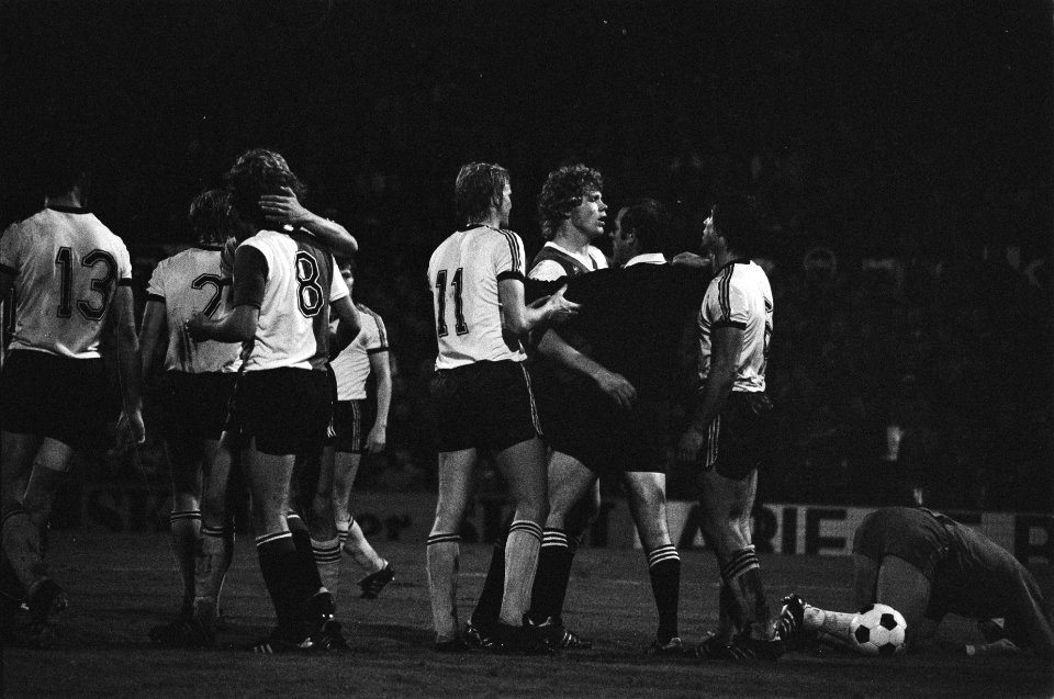 Feyenoord tegen Rhoda JC 0-2, Nico Janssen in de clinsch met Blatter en scheidsr, Bestanddeelnr 928-7778