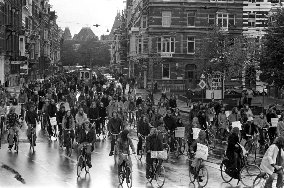 Fietsdemonstratie tegen autoverkeer in binnenstad in Amsterdam fietsdemonstrati, Bestanddeelnr 927-5079