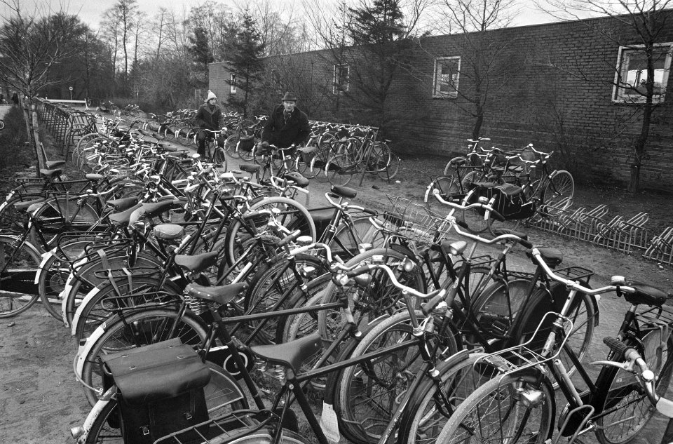 Fietsen bij een schaatsstadion in Assen, Bestanddeelnr 926-9348