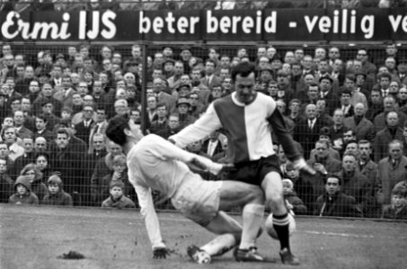 Feyenoord tegen Telstar 2-0. Sarmadzic in duel met Gerstman bij het doel van Tel, Bestanddeelnr 921-1327