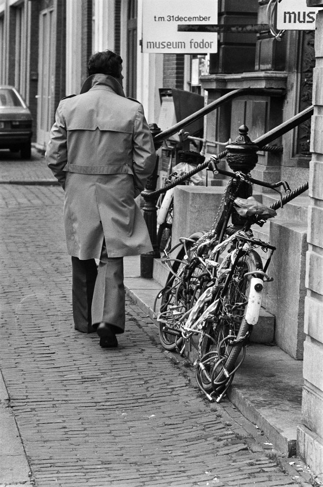 Fiets met voor f 500,-- aan sloten van Dagem Cohen voor musuem Fodor in Amsterd, Bestanddeelnr 930-0093