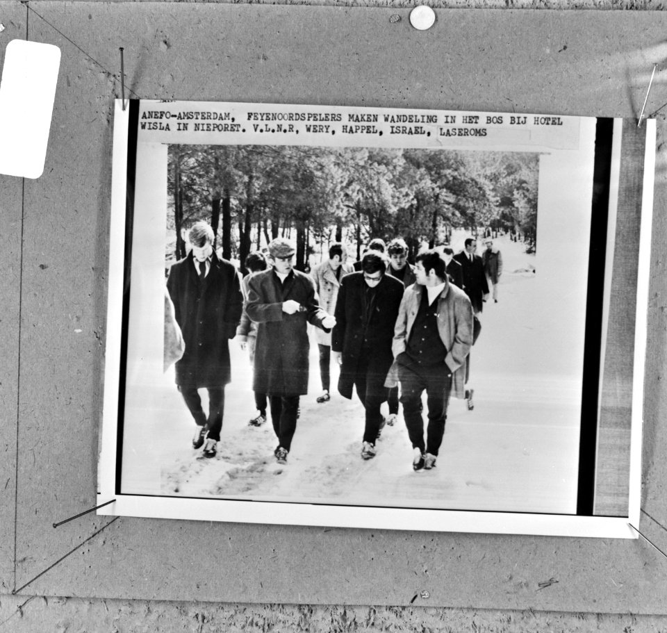 Feyenoord-elftal in Warschau (Polen). Spelers wandelen in besneeuwde bossen, Bestanddeelnr 923-3948