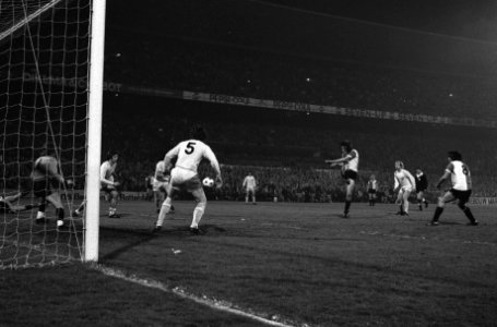 Feyenoord tegen Stuttgart 2-1 (halve finale UEFA), Schoenmaker (rechts) scoort t, Bestanddeelnr 927-1206