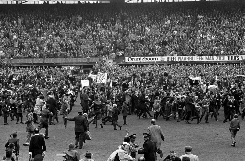 Feyenoord-ADO 1-1 (Feyenoord kampioen Eredivisie) Supporters op het veld, Bestanddeelnr 913-9154