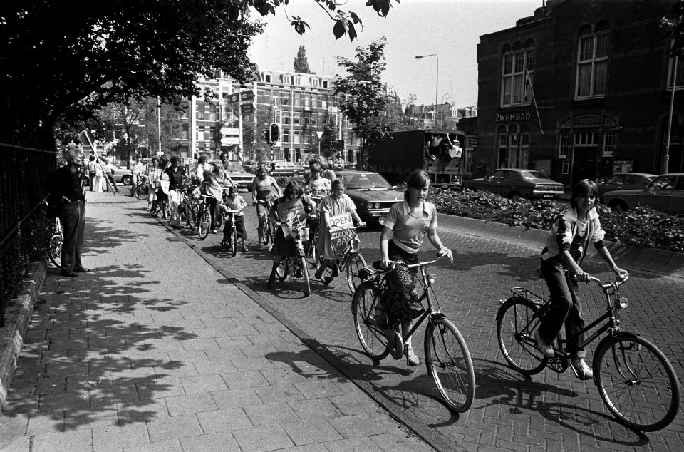Fietsen met borden Zuiderbad open, Bestanddeelnr 930-3246