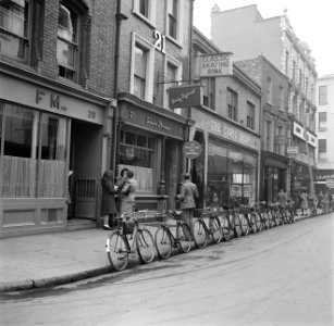 Fietsen staan tegen de stoeprand geparkeerd in een straat in Dublin, Bestanddeelnr 191-0870 photo