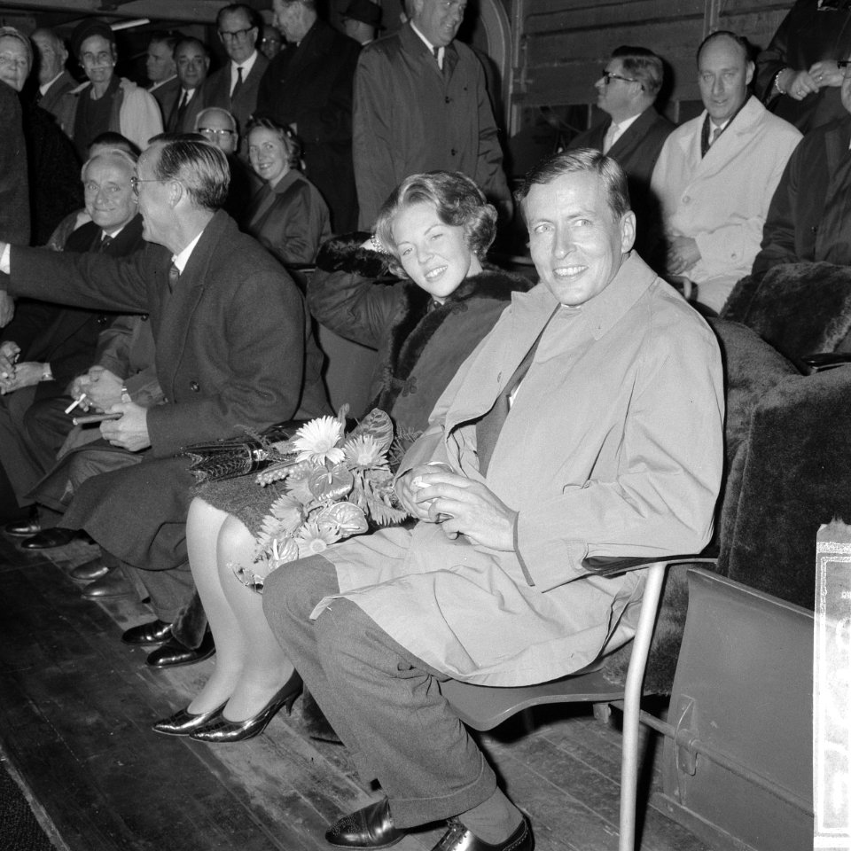 Feyenoord tegen Real Madrid 2-1, prins Bernhard , Beat en Claus op tribune, Bestanddeelnr 918-1572