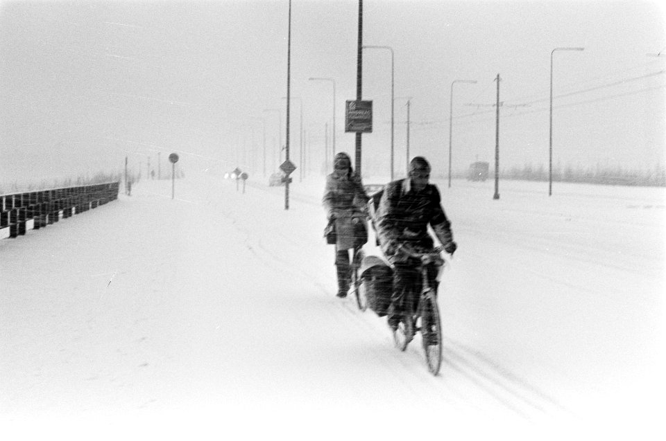 Fietsen in de sneeuw, Bestanddeelnr 923-1330
