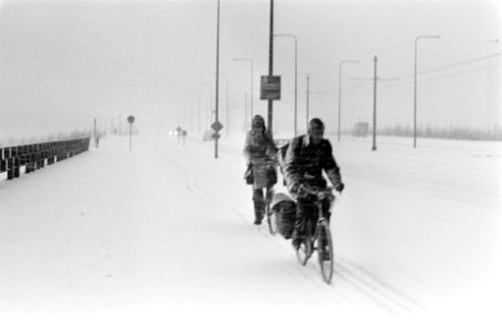 Fietsen in de sneeuw, Bestanddeelnr 923-1330