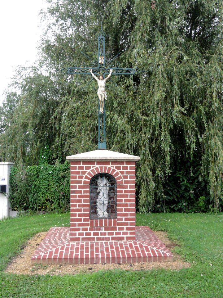 Fieulaine (Aisne) oratoire saint-Christophe avec croix de chemin