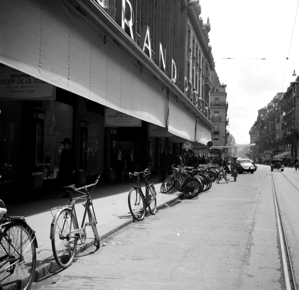 Fietsen voor gebouw Passage in Genève, Bestanddeelnr 254-2244