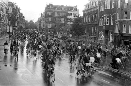 Fietsdemonstratie tegen autoverkeer in binnenstad in Amsterdam overzicht van fi, Bestanddeelnr 927-5080