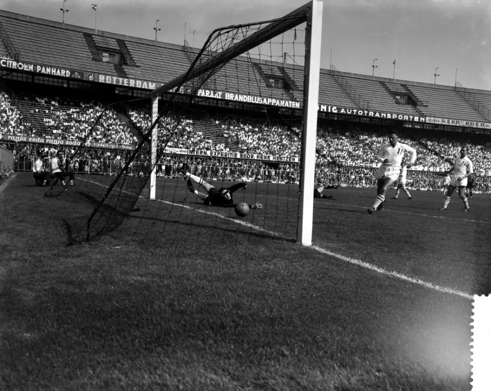 Feyenoord tegen Willem II 7-1, tweede doelpunt gescoord door C van der Gijp, Bestanddeelnr 911-5830