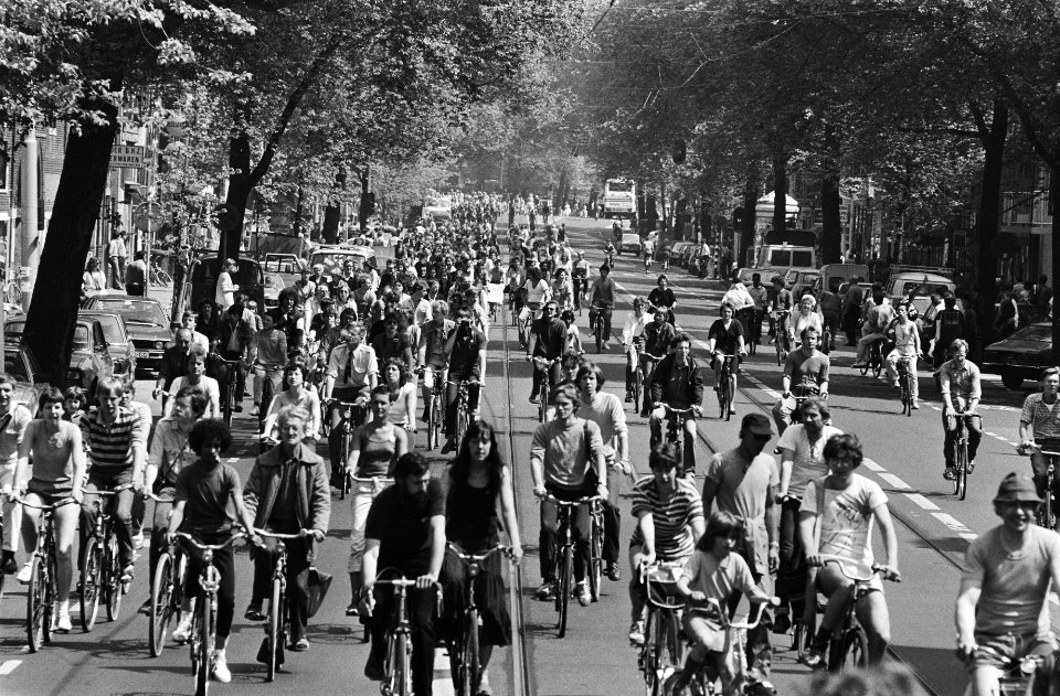 Fietsdemonstratie in Amsterdam tegen de autoterreur, ongeveer 15.000 deelnemer, Bestanddeelnr 932-1614