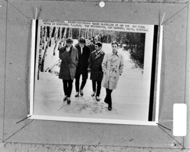 Feyenoord-elftal in Warschau (Polen). Spelers wandelen in besneeuwde bossen, Bestanddeelnr 923-3949