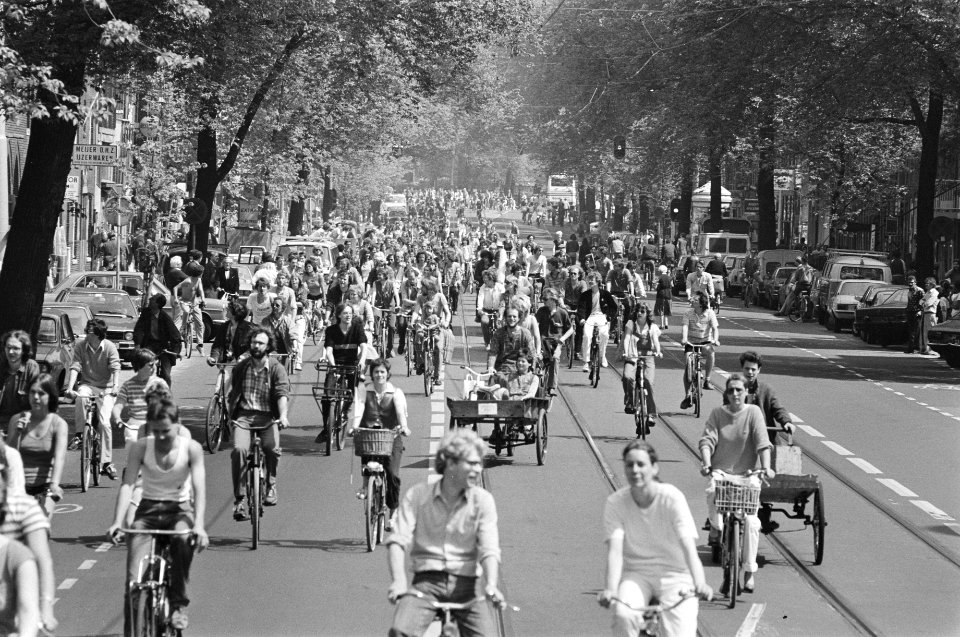 Fietsdemonstratie in Amsterdam tegen de autoterreur, ongeveer 15.000 deelnemer, Bestanddeelnr 932-1612
