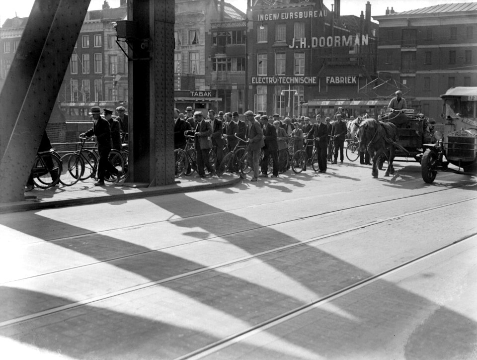 Fietsverkeer voor de Rotterdammer brug in Rotterdam, Bestanddeelnr 189-0489