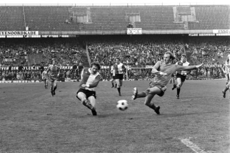 Feyenoord-aanvaller Willy Kreuz schiet op het PSV doel, Bestanddeelnr 929-1064