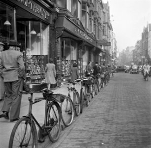 Fietsen staan tegen de stoeprand geparkeerd in een straat in Dublin, Bestanddeelnr 191-0869 photo