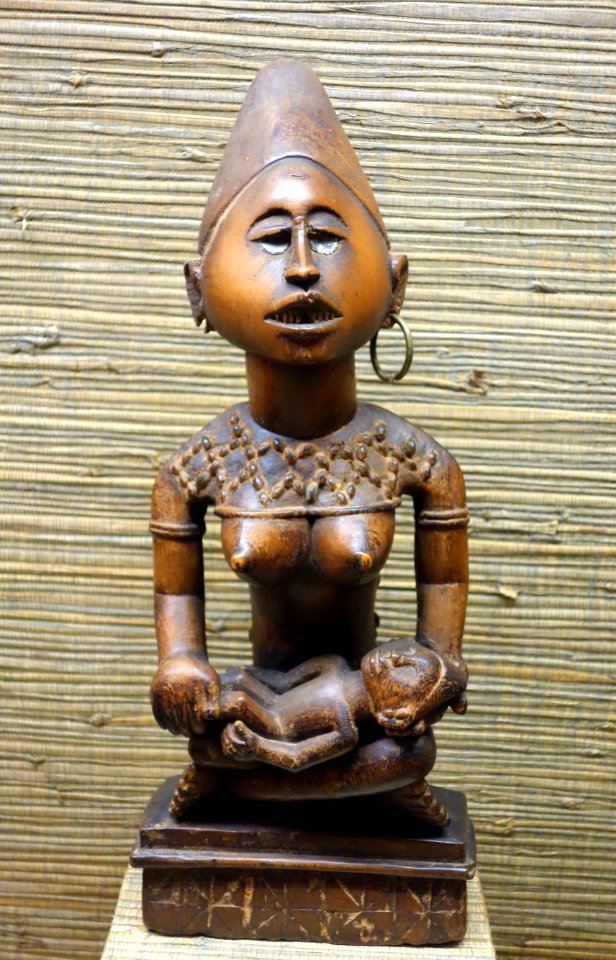 Figure of mother and baby used in ancestor cult - Yombe - Congo-Kinshasa - Royal Museum for Central Africa - DSC07174
